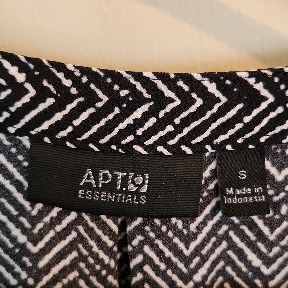 Like New Black and White Chevon Hi-Lo Button Apt 9 Tank Size S - Picture 4 of 9